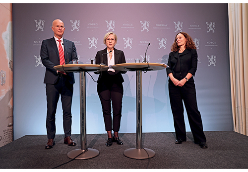 Figur 2.5 Helse- og omsorgsminister Ingvild Kjerkol møter pressen sammen med helsedirektør Bjørn Guldvog og FHI-direktør Camilla Stoltenberg, etter digitalt møte med kommunene om koronasituasjonen og lokale smitteutbrudd, 4. november 2021.