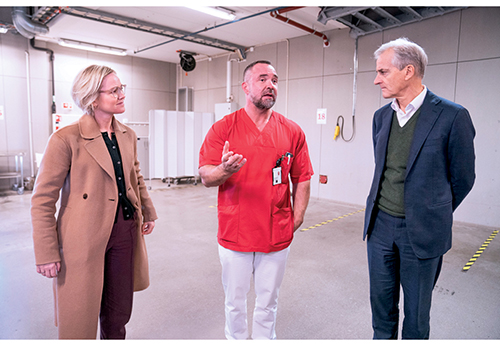 Figur 2.6 Helse- og omsorgsminister Ingvild Kjerkol, avdelingsleder Eirik Pettersen ved Akershus Universitetssykehus og statsminister Jonas Gahr Støre, mandag 22. november 2021.