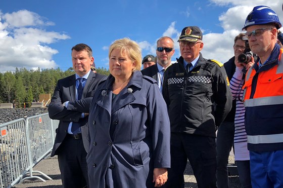 Statsminister Erna Solberg sammen med justis-, beredskaps- og innvandringsminister Tor Mikkel Wara, politidirektør Reidar Humlegård og Jonny Hermansen, prosjektleder i Skanska.