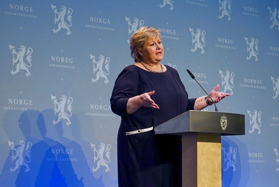 Erna Solberg på pressekonferansen 7. april