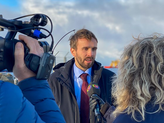 Næringsminister Jan Christian Vestre intervjues av på tv