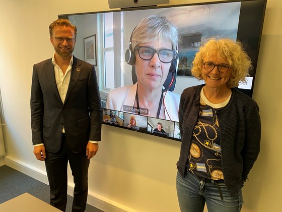 Jeg er veldig glad for at Bufdir-direktør Mari Trommald har sagt ja til å fortsette som Arbeidsgiverrådets leder ut 2021, sier kommunal- og moderniseringsminister Nikolai Astrup. Her er de begge under et digitalt møte i Arbeidsgiverrådet.