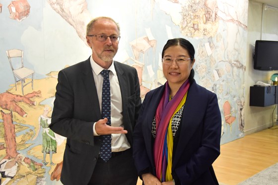Til venstre departementsråd Leif Forsell og Visepresident Liu Di i Heilongjiang Academy of Agricultural Sciences (HAAS). Til venstre departementsråd Leif Forsell og Visepresident Liu Di i Heilongjiang Academy of Agricultural Sciences (HAAS).