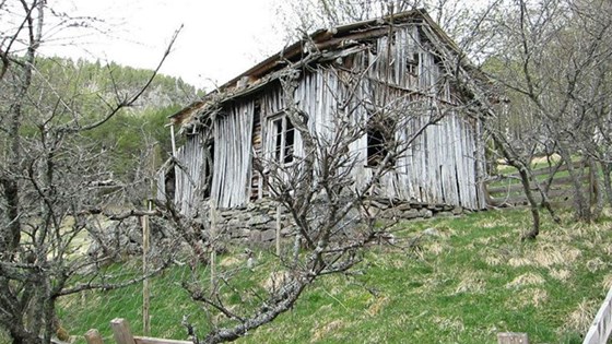 Bolighuset på husmannsplassen Slengen har stått tomt siden 1931, og det er nå satt i gang restaurering av bygget som blir brukt som et opplæringsprosjekt. Det er viktig å ta vare på så mye som mulig av det gamle bygget, da det ligger mye historie i veggene.