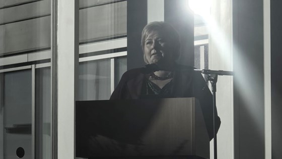 Erna Solberg står ved en talerstol på Nye Kirkenes sykehus.
