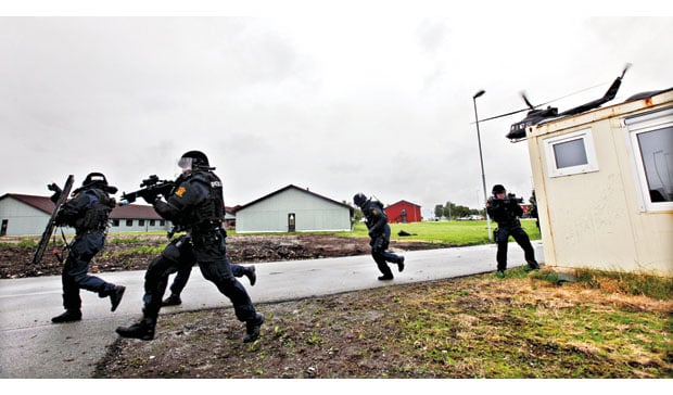 Figur 12.2 Beredskapstroppen og Bell-helikopter.
