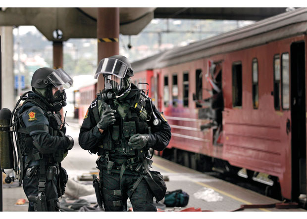 Figur 14.3 Beredskapstroppen øver på terrorbekjempelse. Her under Øvelse Oslo, med et tenkt terrorangrep på Oslo Sentralstasjon.