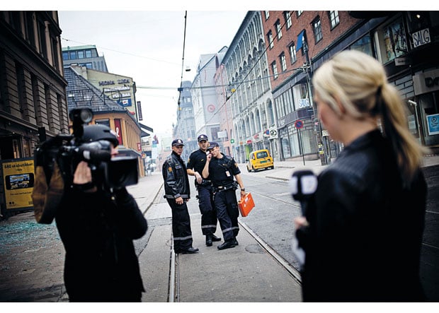 Figur 14.6 Det er det ordinære politi som utgjør den viktigste beredskapen, og ofte er først på stedet. Her i Oslo sentrum 22/7.