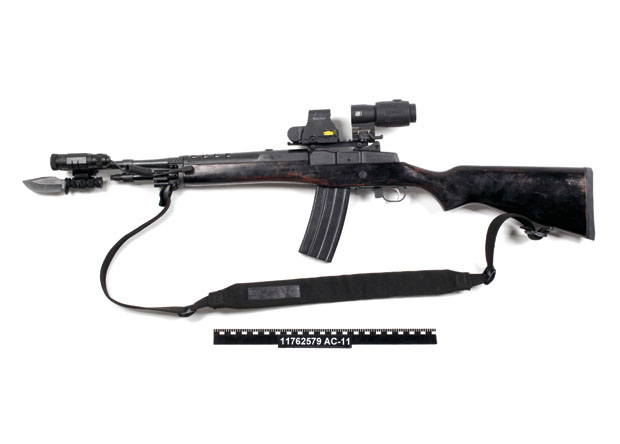 Figur 15.7 Storm Ruger-rifle modell mini -14, med bajonett og rødpunktsikte (Mini Ruger).