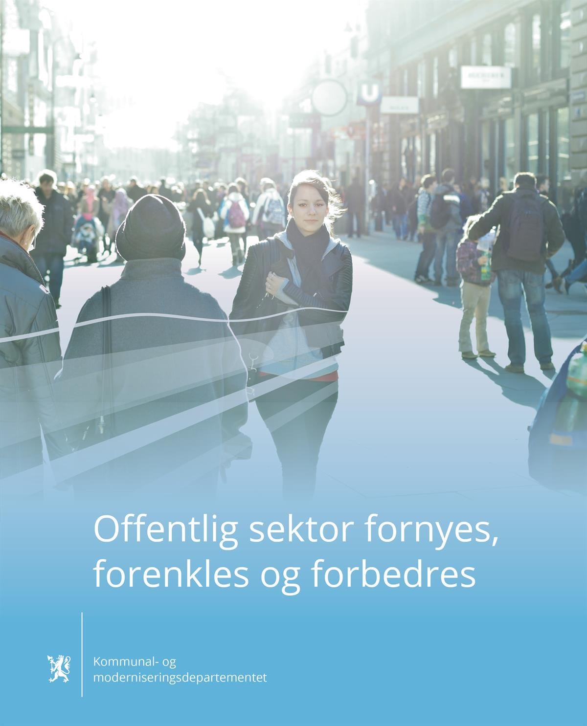 Mennesker i en gågate, med fokus på en ung kvinne som går med en veske over skulderen.