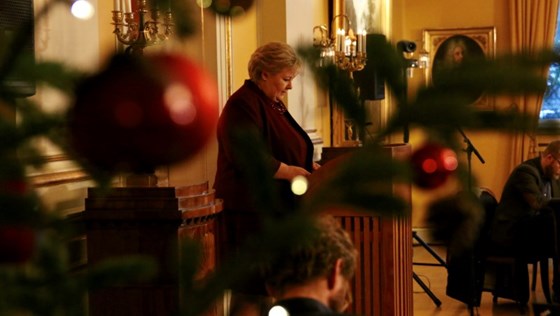 Statsminister Erna Solberg står ved talerstolen i regjeringens representasjonsanlegg i Parkveien 45. Hun holder sin oppsummering av det siste halve året i 2018.