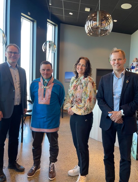 Fra venstre: Widar Skogan (direktør for reindrift i Landbruksdirektoratet), Johan Ivvar Gaup (NRL), Wenche Westberg (statssekretær i Landbruks- og matdepartementet) og Nils Henrik Sara, og