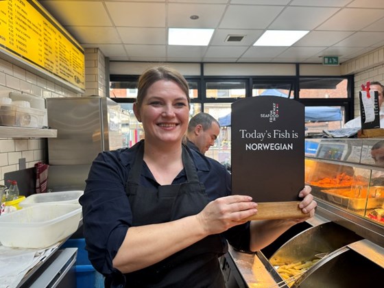Fiskeri- og havminister Myrseth fikk også prøve å lage fish and chips.