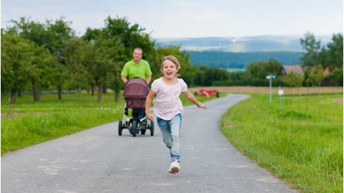 Foto: Colourbox Far med vogn og et barn som løper i forveien