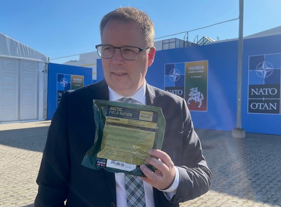 Forsvarsminister Gram med eksempel på feltproviant som nå sendes til fronten i Ukraina.