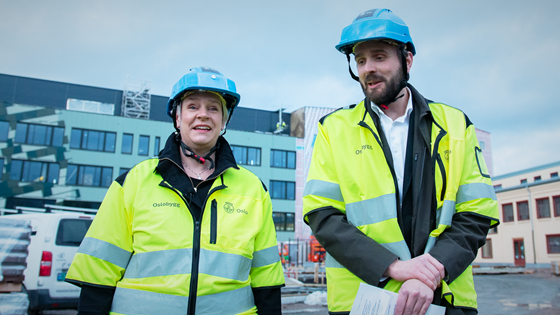 Arbeids- og inkluderingsminister Marte Mjøs Persen og næringsminister Jan Christian Vestre presenterer Norgesmodellen på Voldsløkka skole i Oslo