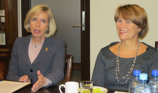 Forsvarsminister Anne-Grete Strøm-Erichsen og justis- og beredskapsminister Grete Faremo ved undertegning av avtalen.