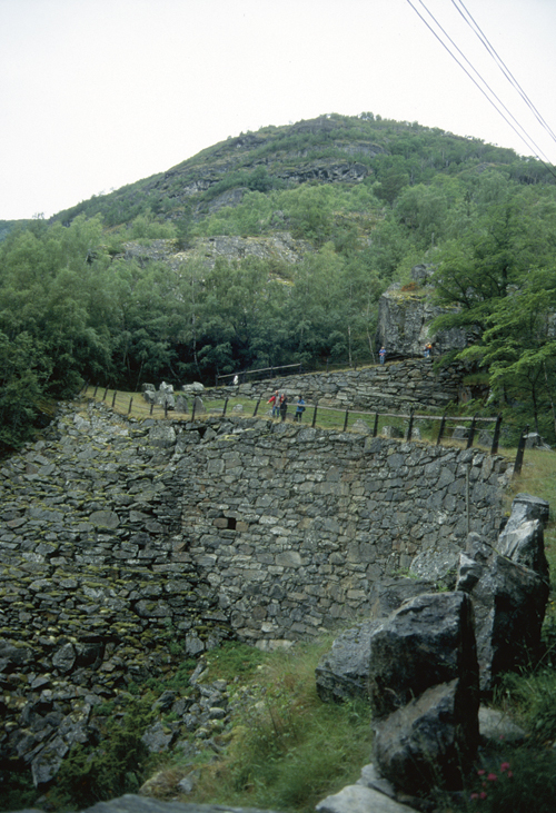 Figur 2.1 Den gamle veiforbindelsen mellom Østlandet og Vestlandet
slynger seg gjennom Vindhella i Lærdal. De oppmurte partiene
fra 1840-årene har en høyde på opptil
12 meter.