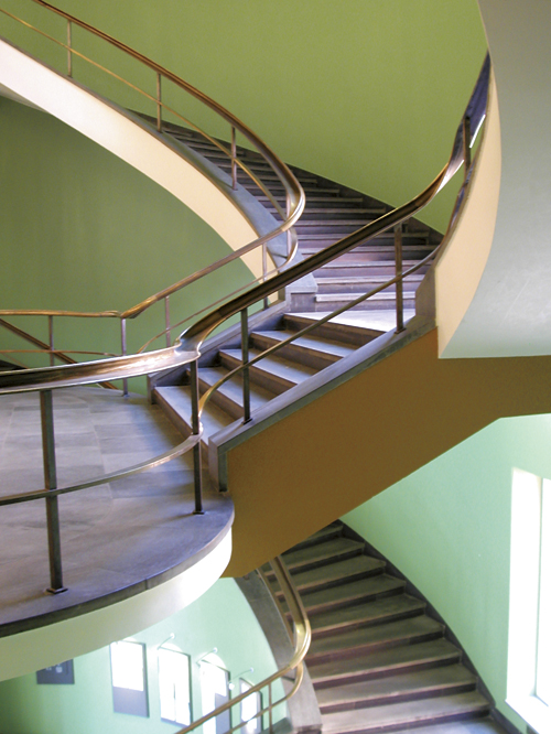 Figur 4.5 Trapperom i Farmasøytisk institutt, Universitetet
i Oslo. Bygningen ble tegnet av arkitektene Bryn og Ellefsen og
sto ferdig i 1932. Tilbakeført i 2003.