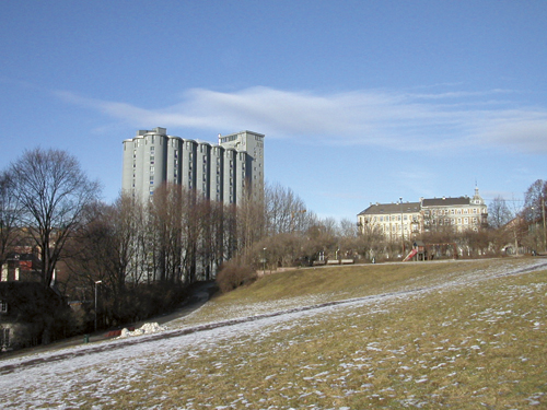 Figur 6.6 Kornsiloen og 1800-talls leiegårder, Nedre Foss, Grünerløkka
i Oslo. Kornsiloen har fått ny funksjon som studentboliger.