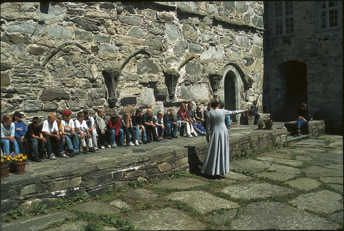 Figur 8.1 Historien blir levendegjort der den fant sted. Skolebesøk
på Utstein kloster.