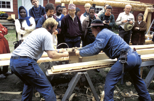 Figur 8.2 Norske håndverkstradisjoner og kunnskap om konservering
av tre formidles til et internasjonalt publikum. Seks uker annen
hver sommer har Riksantikvaren siden 1984 lagt til rette for et
trekurs, som gjennomføres i samarbeid med ICCROM i Roma,
...