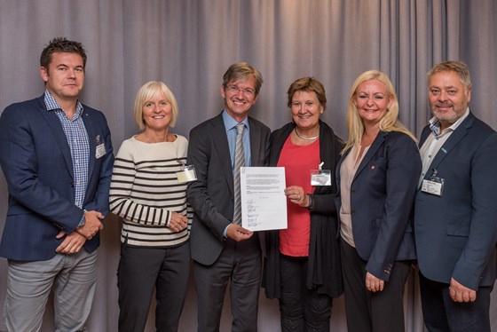 Representanter for partene i kommunesektoren sammen med departementet
