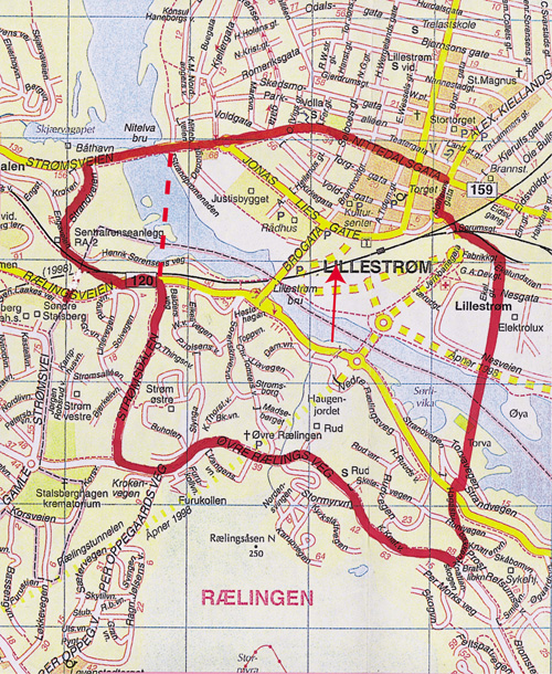 Figur 3.17 Området som ble evakuert. Området mellom
stiplet og heltrukken linje angir utvidelsen som ble foretatt natt
til fredag 7. april. Kollisjonsstedet markert med pil