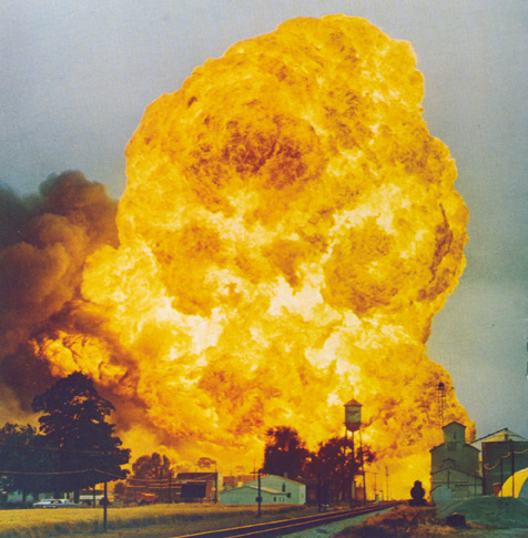 Figur 9.1 BLEVE med tankvogn lastet med 65 tonn
propan i Crecent City, Illinois, USA 21. juni 1970