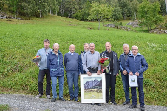 Prisvinnar Oddmund Ansok omgitt av gode hjelparar.