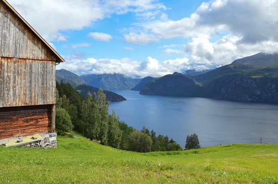 Låven, bøen og Norddalsfjorden.