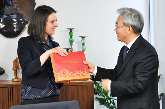 Statssekretær i Landbruks- og matdepartementet Hanne Maren Blåfjelldal og viseminister Zhang Taolin fra Kinas Ministry of Agriculture. Statssekretær i Landbruks- og matdepartementet Hanne Maren Blåfjelldal og viseminister Zhang Taolin fra Kinas Ministry of Agriculture.