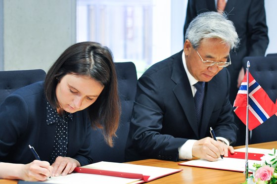 Statssekretær i Landbruks- og matdepartementet Hanne Maren Blåfjelldal og viseminister Zhang Taolin fra Kinas Ministry of Agriculture and Fisheries undertegnet i dag en Memorandum of Understanding mellom de to departementene. Statssekretær i Landbruks- og matdepartementet Hanne Maren Blåfjelldal og viseminister Zhang Taolin fra Kinas Ministry of Agriculture and Fisheries undertegnet i dag en Memorandum of Understanding mellom de to departementene.