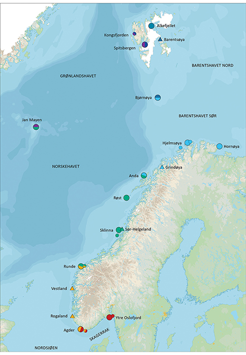 Figur 2.17 Nøkkellokalitetane i SEAPOP. Symbolfargane viser korleis lokalitetane representerer ulike havområde: det nordlege Barentshavet (mørkeblått), det sørlege Barentshavet (lyseblått), Norskehavet (grønt), Nordsjøen (oransje) og Skagerrak (raudt). Nøkkello...