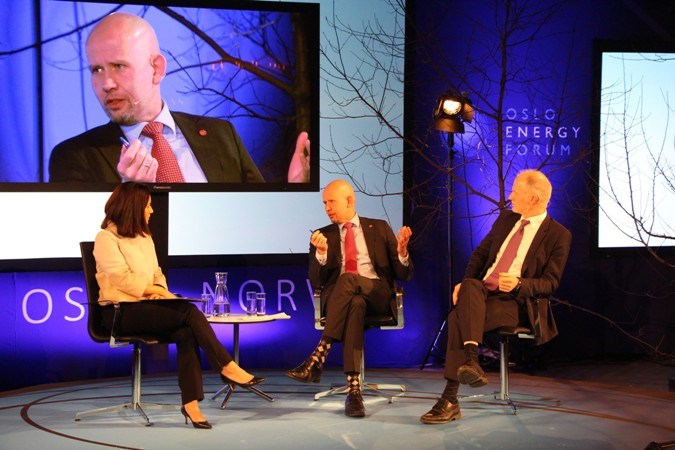 Olje- og energiminister Tord Lien i samtaler med den tyske statssekretæren for økonomi og energi, Raainer Baake og moderator Mishal Hussain.