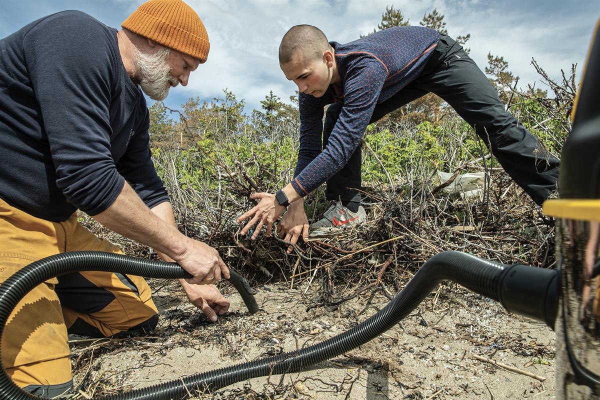 Foto av rydding av plastpellets på Husebystranda i Rygge i Oslofjorden. Foto: Gisle Oddstad, NTB, VG