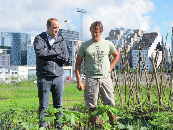 Landbruks- og matminister Jon Georg Dahle på besøk hos bybonde Andreas Capjon.