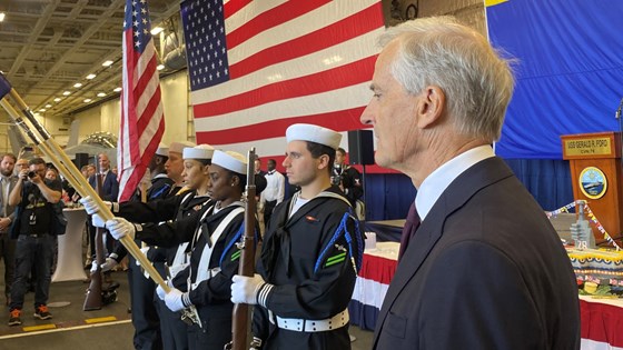 Prime Minister Jonas Gahr Støre together with american marines onboard USS Gerald R Ford.