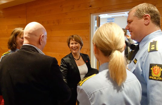 Grete Faremo i samtale med ansatte ved Manglerud politistasjon.
