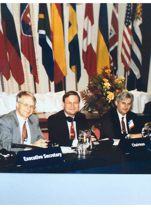 Figur 4.1 Frå opninga av ATCM XXII i Tromsø, mai 1998. Møtets formann, ambassadør Rolf Trolle Andersen, flankert av møtets eksekutivsekretær Jon Ramberg (til venstre) og sjefsrapportør Odd Gunnar Skagestad (til høgre). Dette var andre gongen at møtet vart hald...