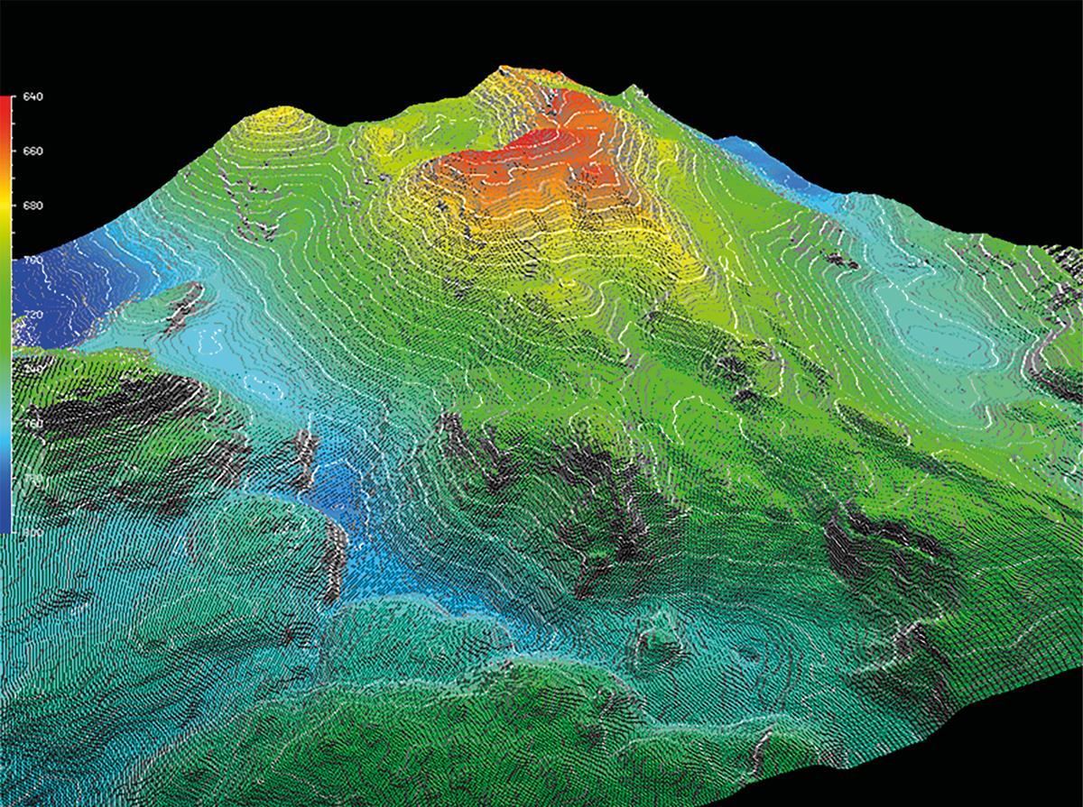 Illustrasjonen viser et kartutsnitt av et lite fjell på havbunnen. Høydekotene vises som hvite linjer, og høyden er illustrert med forskjellige farger. Rødt er høyest, deretter orange, gult, grønt, lyseblått, til blått som er lavest. Bakgrunnen er svart. Langs venstre side av bildet er det en stolpe med de samme fargene og en beskrivelse av hvilken høyde de illustrerer.