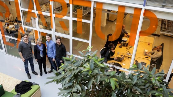 StartupLab er et av miljøene som har fått penger gjennom den nye ordningen. Det har gründerne i Unisound fått nyte gode av. Her er de sammen med næringsminister Monica Mæland.