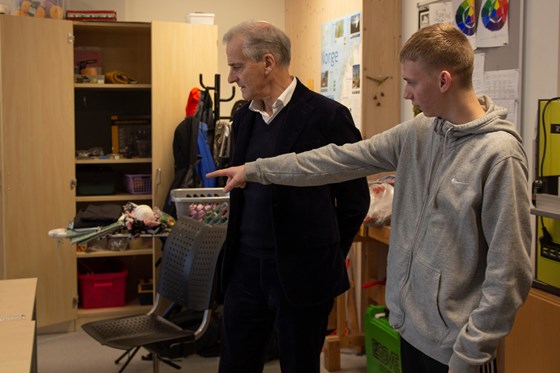Mathias som er elev på Tilrettelagt opplæing (TO) viste statsministeren et prosjekt som klassen hans arbeider med.