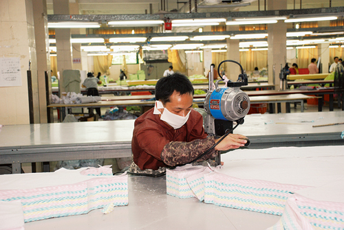 Figure 3.6 Textile production in China. The use of face masks is a simple
but essential protective measure for textile workers.