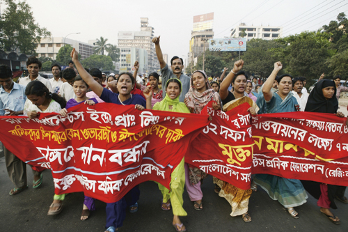 Figur 7.3 Tekstilarbeidere i Bangladesh protesterer mot at flere arbeidere
ble drept av politiet under en demonstrasjon hvor de krevde utbetaling
av lovfestede feriepenger.