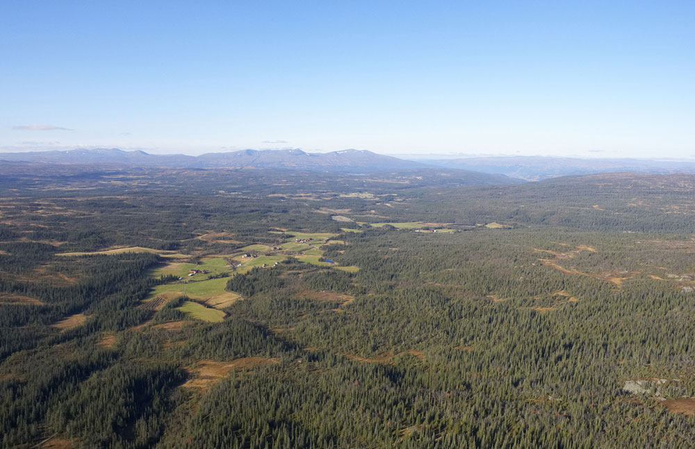 Figure 4.6 Large areas south of Meråker with Fonnfjellet and Skarvene in the background.