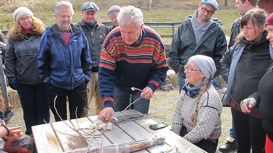 Tor Åge demonstrerer poding for kursdeltakerne.