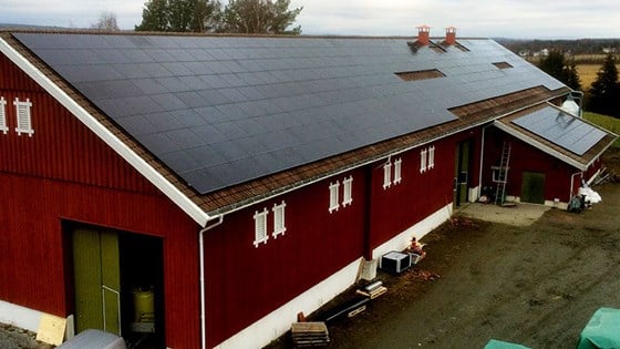 Solceller på låvetaket til Grøndalen gård.