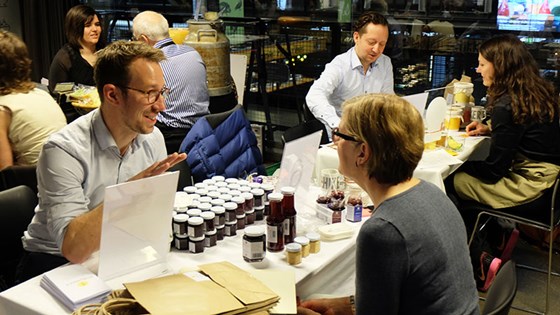 Speed dating på Møtebørsen, lokalprodusenter møter kokker.