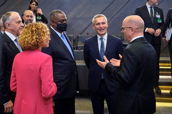 Forsvarsminister Odd Roger Enoksen i samtale med USAs forsvarsminister Lloyd Austin III og NATOs generalsekretær Jens Stoltenberg